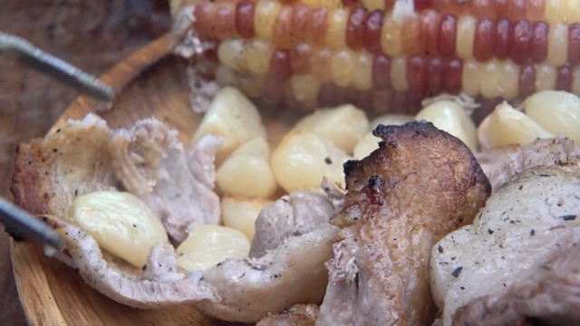 Grilled meat and corn with garlic
