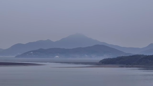 안개 낀 산과 잔잔한 물