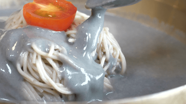 Buckwheat noodles with black bean sauce and cherry tomato