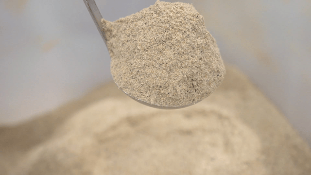 A ladle of perilla powder