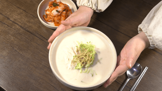 테이블 위의 콩국수와 김치