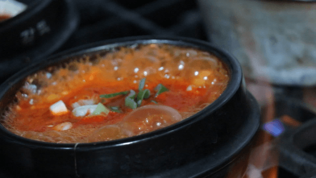 뚝배기에서 끓고 있는 한국식 찌개