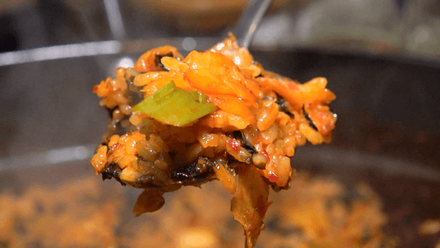 철판에서 비벼진 맵고 새빨간 볶음밥