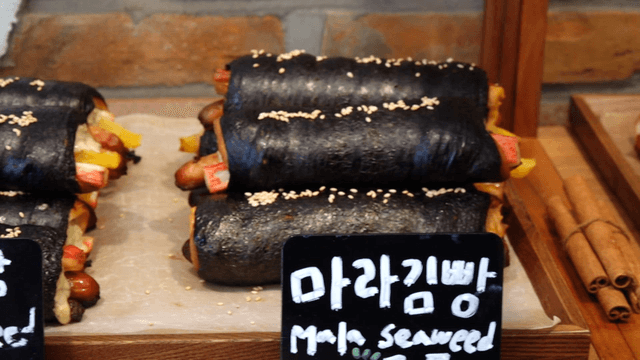 다양한 종류의 진열된 김밥 모양 빵