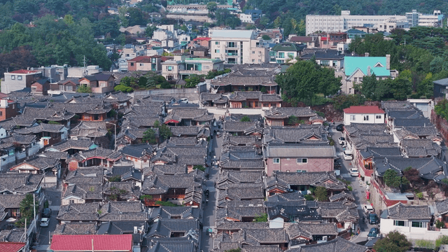 마을 풍경 속 전통 한옥