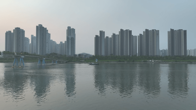 도시 스카이라인과 강 위의 보트