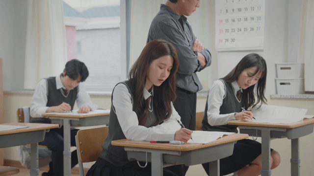교실에서 시험을 보는 학생들