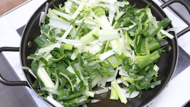 팬에 수북하게 담겨지는 파