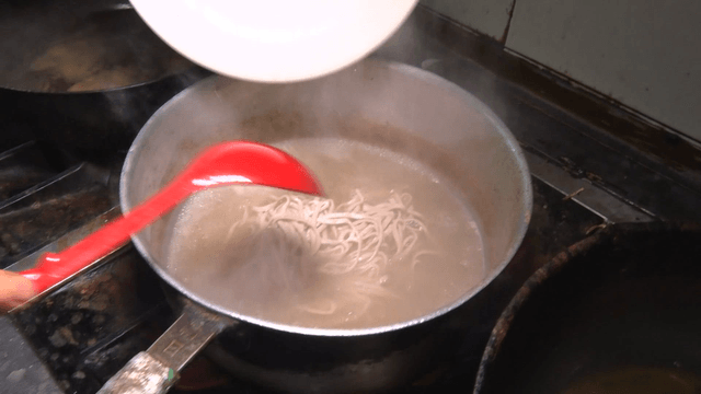 끓는 육수에 면을 넣는 장면