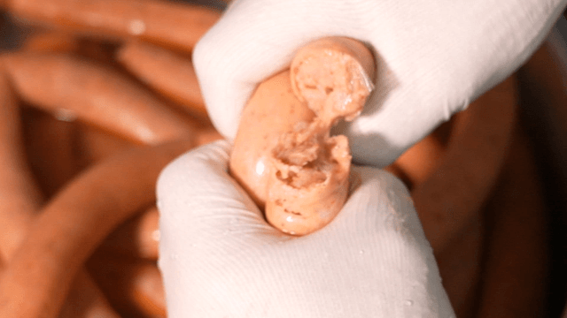 기름이 터져나오는 손으로 갈라지는 소세지