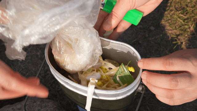 캠핑 반합에 부어지는 낙곱새 재료들