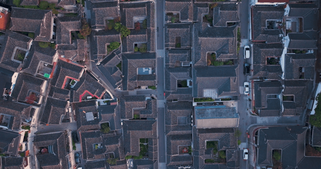 규칙적으로 배열된 한옥 지붕과 골목길