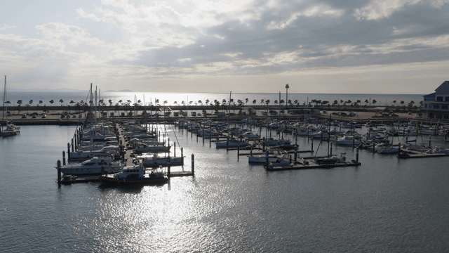 요트와 경치 좋은 바다가 보이는 마리나