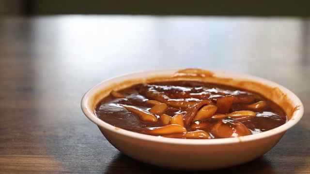 흰 그릇에 담긴 짜장떡볶이