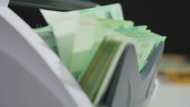 Counting machine processing banknotes