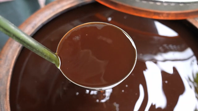 A ladle of soy sauce from a jangdokdae