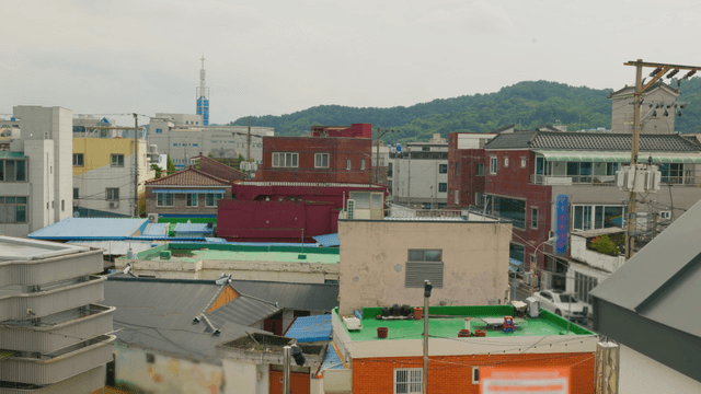 작은 마을 거주 지역의 다채로운 지붕