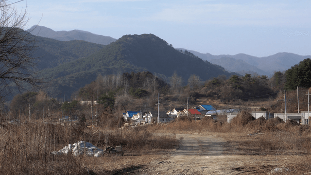 겨울 시골 마을 배경이되는 푸른 산