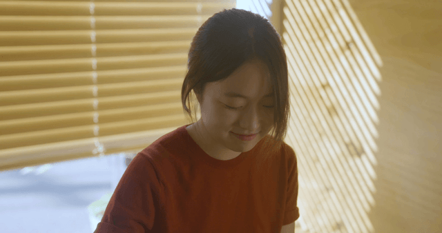 케이크를 먹으며 행복해하는 여성