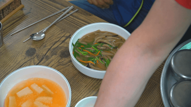 테이블로 서빙되는 묵사발
