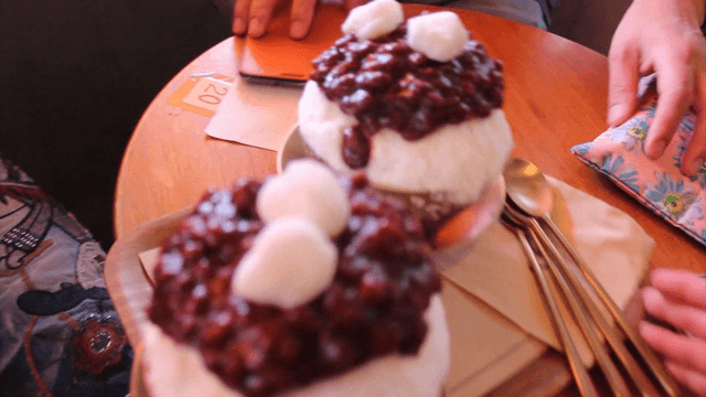 테이블에 서빙되는 팥빙수