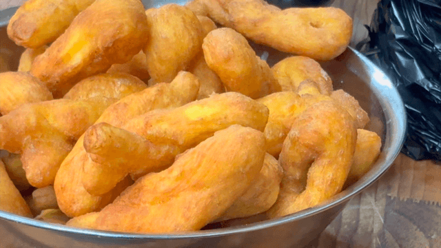 스테인 그릇에 쏟아지는 갓 튀긴 꽈배기