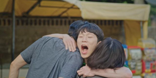 급하게 거리 위 부모님을 껴안는 아들