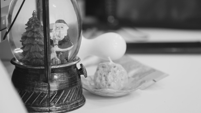 Snow globe with Santa and a tree