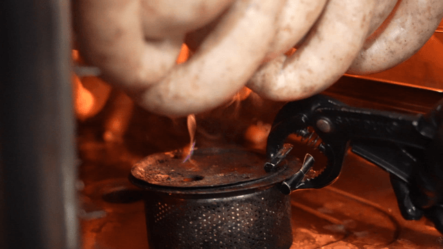 소시지가 있는 오븐에 들어가는 훈제통