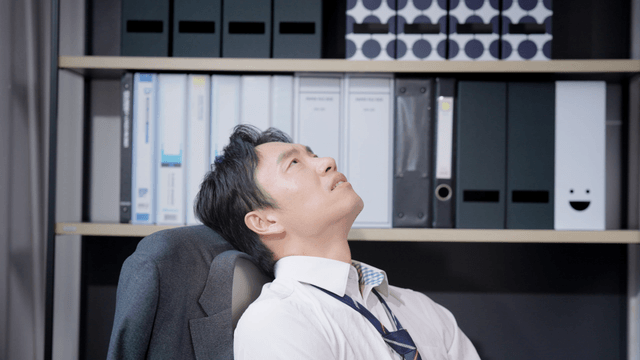 책상에서 스트레스를 받는 직장인