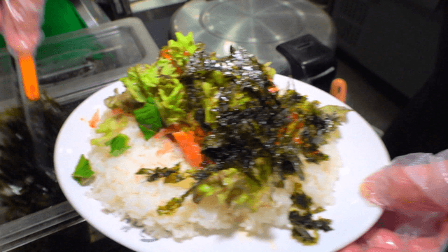 김과 함께 준비되는 볶음밥 재료들