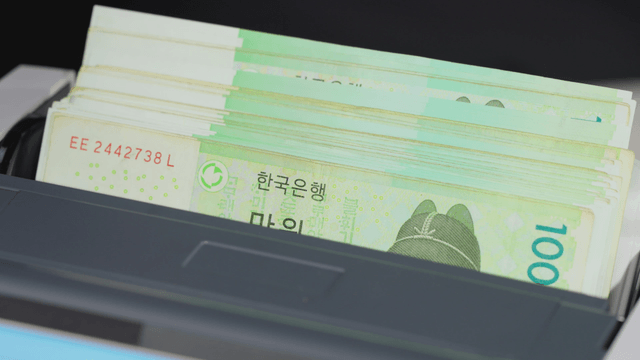Korean banknotes in a counting machine