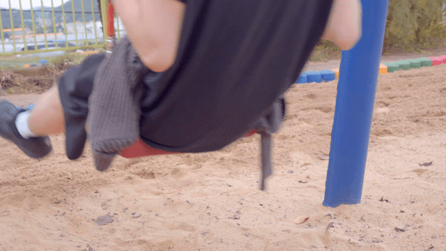 놀이터에서 그네를 타는 성인 남자