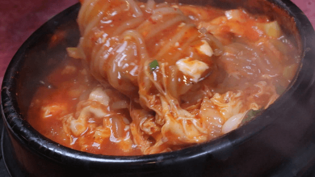 숟가락으로 젓는 뚝배기에 담긴 순두부찌개