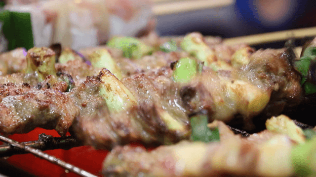 Grilled skewers cooked with green onions