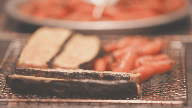 Grilling eggplant and carrots on a wire mesh