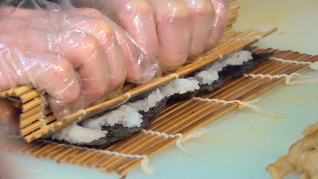 신선한 재료로 김밥 준비하기