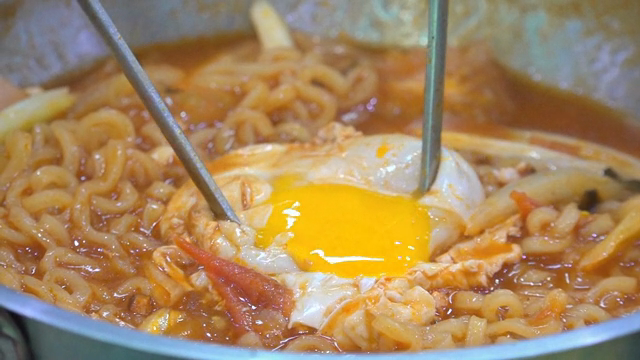 Cracking an egg in ramyeon