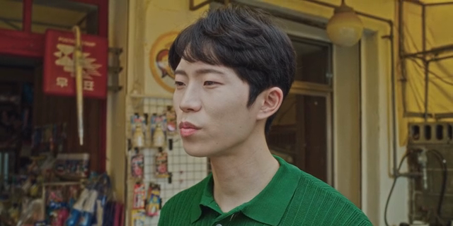 언짢은 표정으로 말하는 남성
