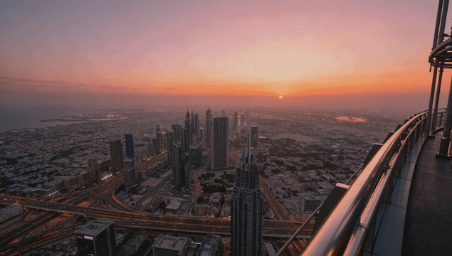 화려한 색상의 일몰 도시 스카이라인