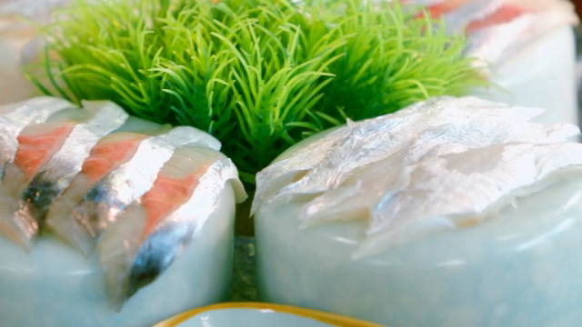 장식이 있는 접시에 놓인 신선한 회