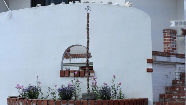 Decorative wall with flowers and bricks