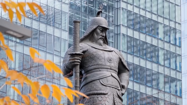 건물 앞 이순신 장군의 동상