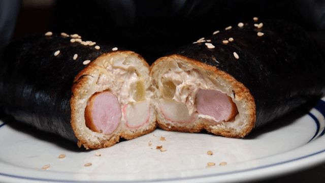 접시에 놓인 김밥 모양의 빵의 단면