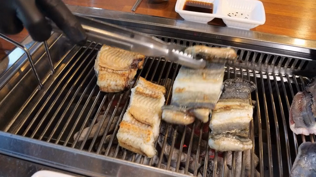 바비큐 그릴에서 굽는 장어