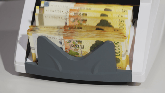 Counting machine processing Korean bills
