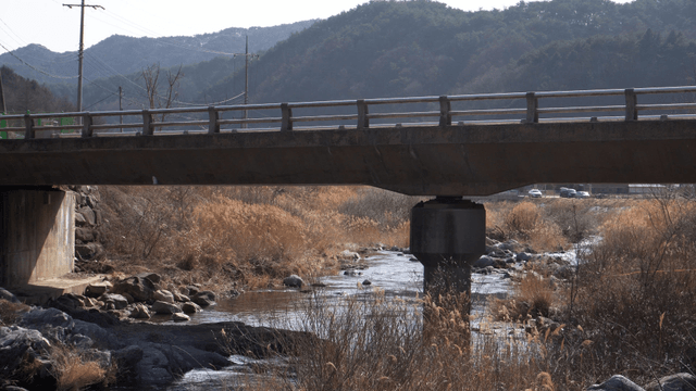 산이 보이는 고요한 다리 아래 강