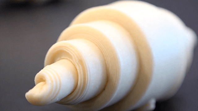 잘 모양이 잡힌 크루아상 반죽 클로즈업