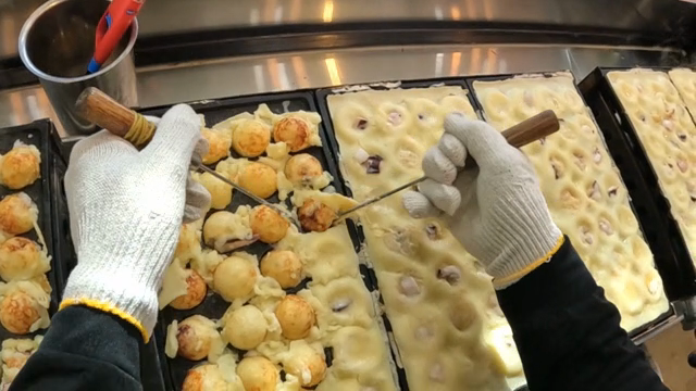 타코야키가 철판에서 요리되는 모습