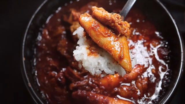 A spoonful of rice and spicy steamed chicken